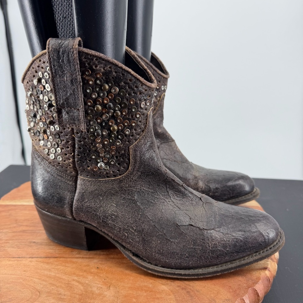 Frye studded Deborah ankle boot brown distressed leather sz 6